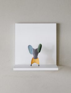 GROTESQUE - La mouche en sarouel, carton, colle, papier, crayons de couleur, impression numérique. Dispositif d’exposition blanc 30 x 30 x 24 cm. 2023. Photo : Salim Santa Lucia