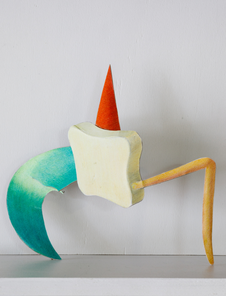 GROTESQUE - Le crabe avec un chapeau pointu se rendant à un goûter d’anniversaire, carton, colle, papier, crayons de couleur. Dispositif d’exposition blanc 30 x 30 x 24 cm. 2023. Photo : Salim Santa Lucia.