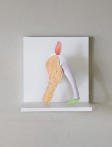 GROTESQUE - Le cul-cul du chien, carton, colle, papier, crayons de couleur. Dispositif d’exposition blanc 30 x 30 x 24 cm. 2023. Photo : Salim Santa Lucia