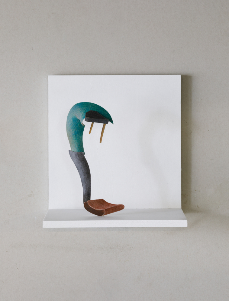 GROTESQUE - Le serpent en chaussette brune, carton, colle, crayons de couleur. Dispositif d’exposition blanc 30 x 30 x 24 cm. 2023. Photo : Salim Santa Lucia
