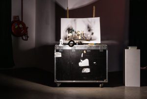 Le Zozotrope, plateau tournant, moteur électrique, lampe, papier, carton, crayons de couleurs, objets trouvés. Dimensions variables. 2025. Photo : Salim Santa Lucia