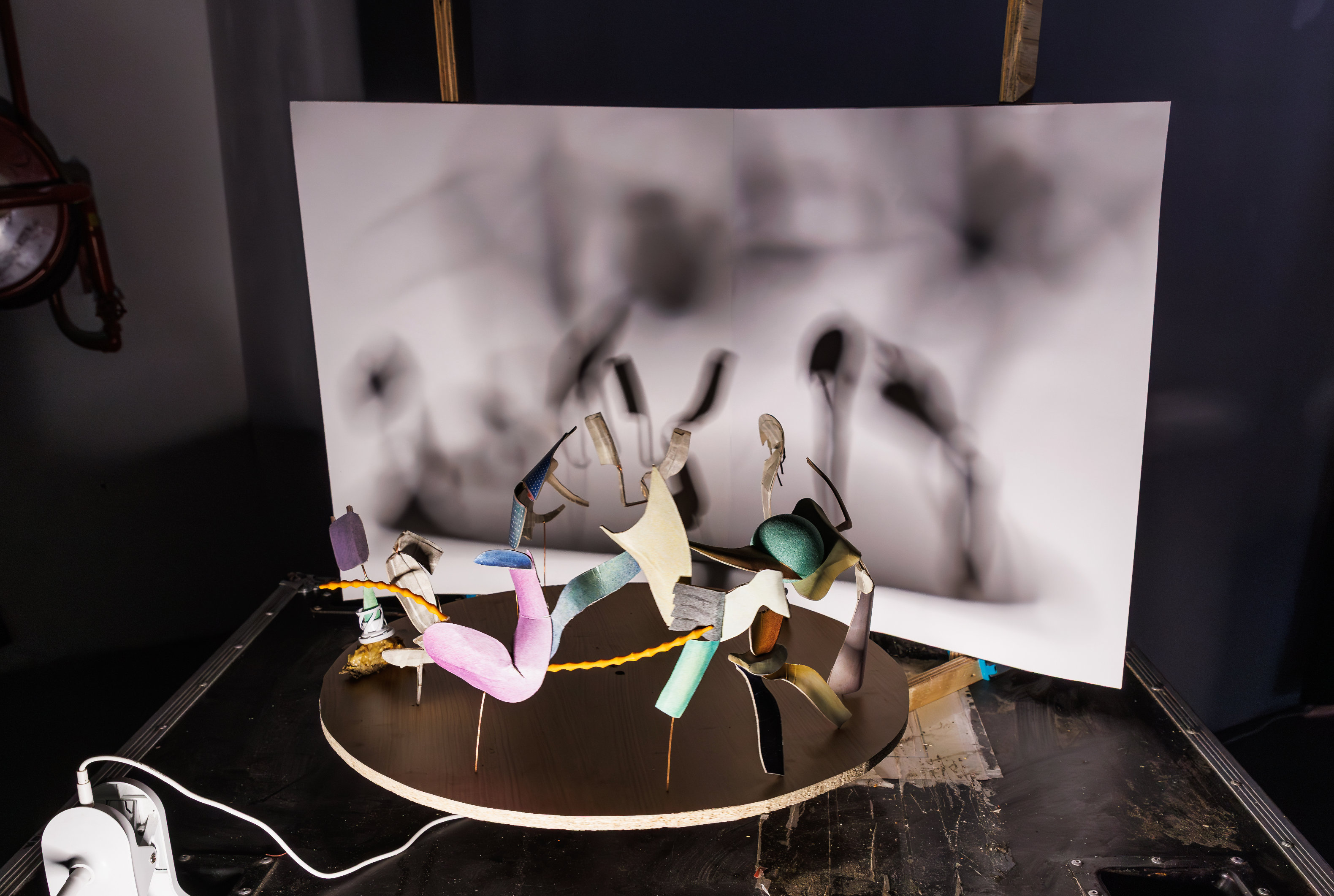 Le Zozotrope, plateau tournant, moteur électrique, lampe, papier, carton, crayons de couleurs, objets trouvés. Dimensions variables. 2025. Photo : Salim Santa Lucia